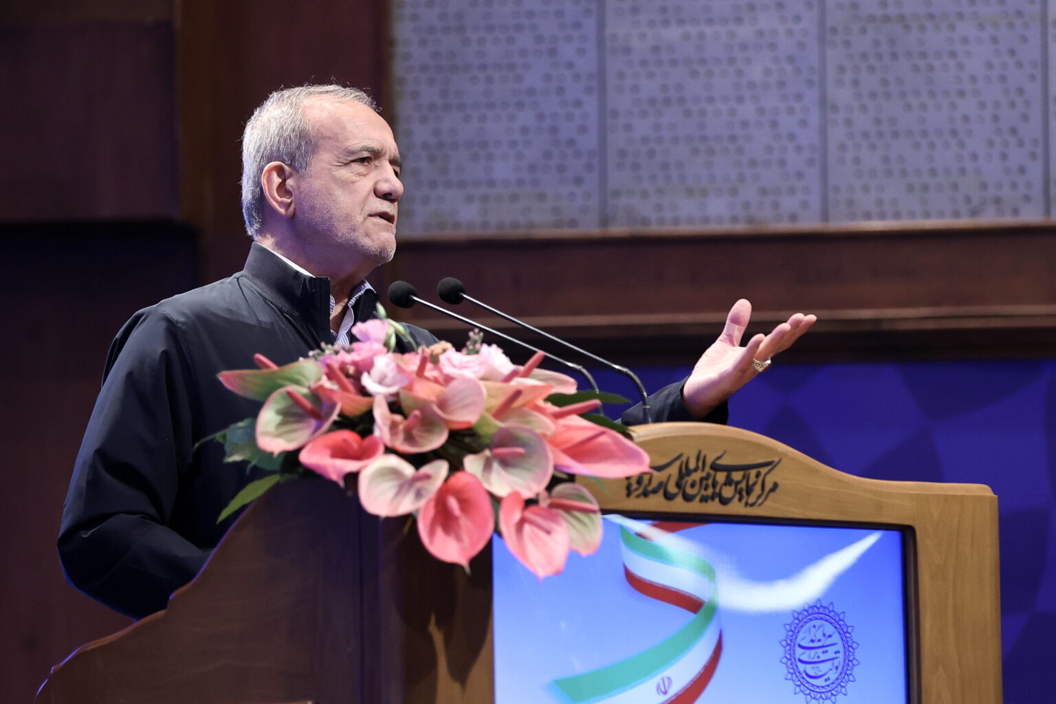 مسعود پزشکیان در روز ملی صنعت و معدن برای فعالان اقتصادی و صنعتی سخنرانی می‌کند. تهران؛ 4 شهریور 1404