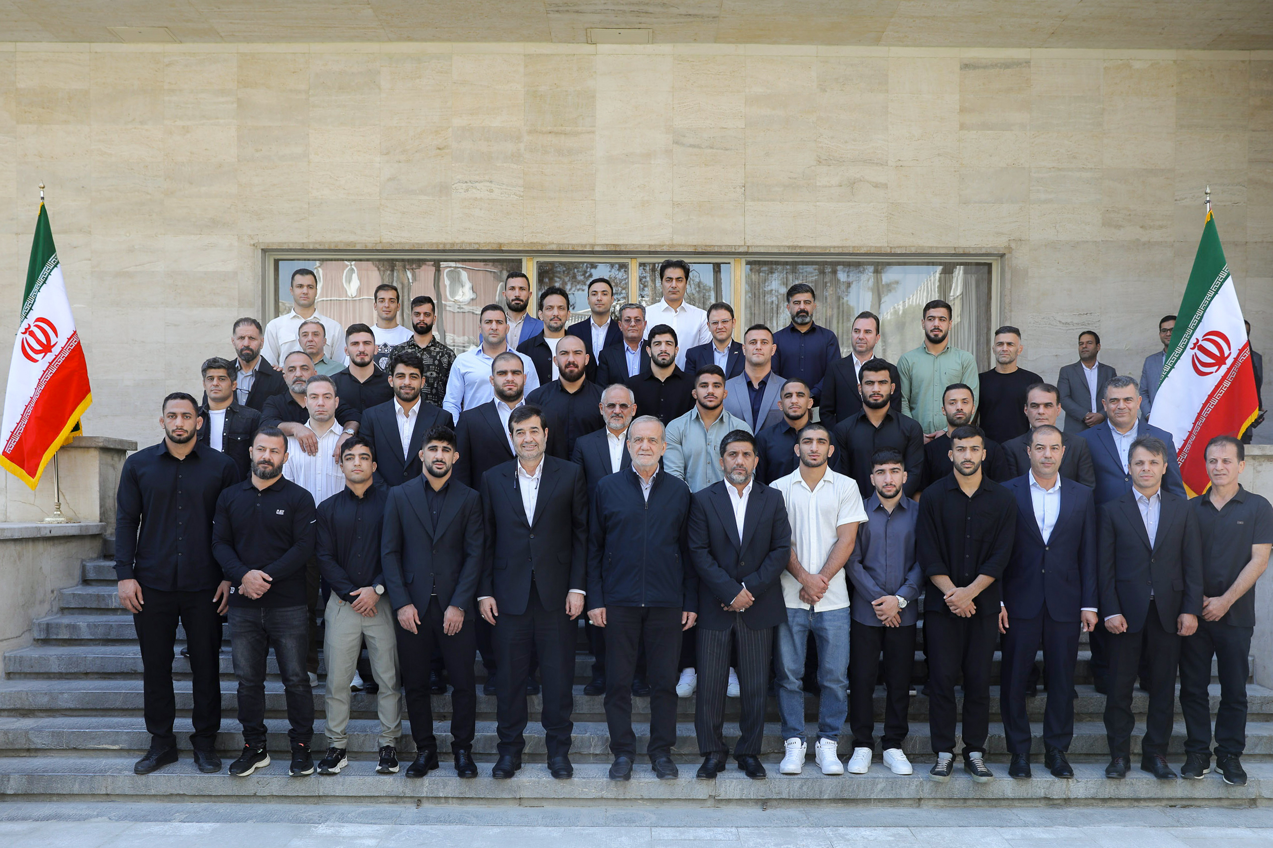 مسعود پزشکیان در مراسمی از قهرمانان تیم‌های ملی کشتی آزاد و فرنگی تجلیل کرد