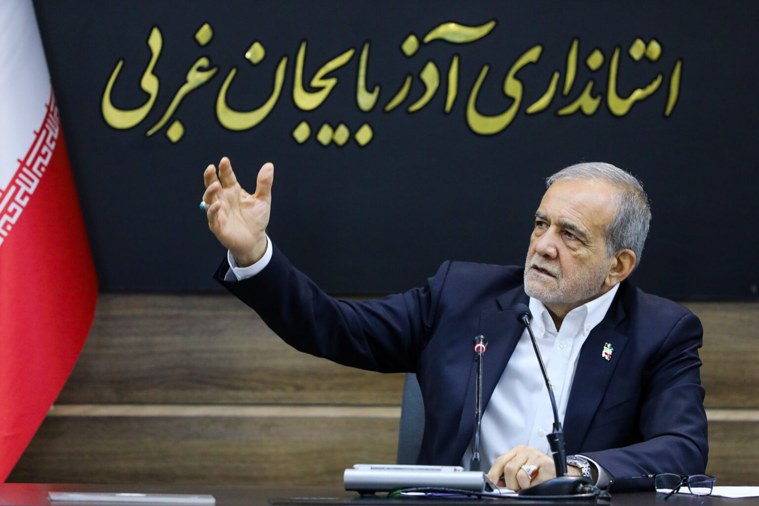 مسعود پزشکیان در در نشستی با فرهیختگان، فعالان اجتماعی و فرهنگی آذربایجان غربی از ضرورت تدوین برنامه‌ریزی علمی برای توسعه کشور گفت.