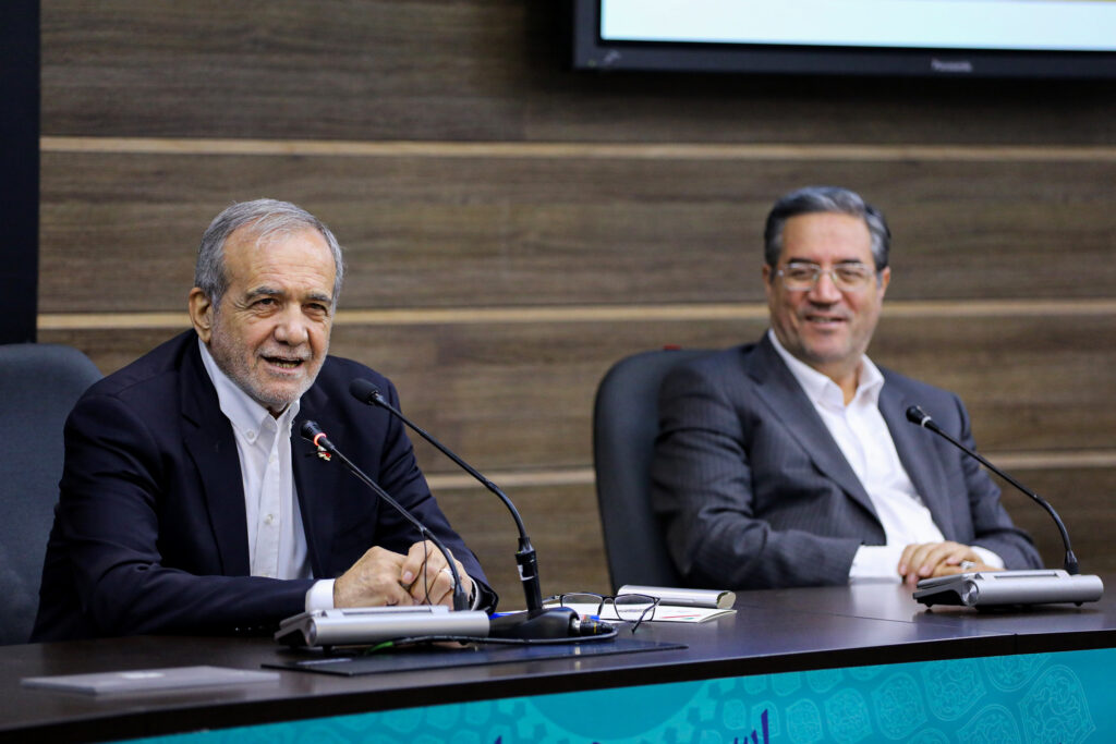 مسعود پزشکیان در سفر استانی به آذربایجان‌غربی، پای صحبت‌ها و دغدغه‌ای فرهیختگان و فعالان سیاسی، اجتماعی و فرهنگی این استان نشست.