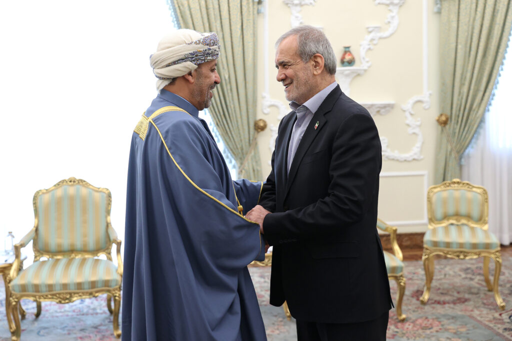 مسعود پزشکیان در دیدار با وزیر خارجه کشور عمان گفت: تلاش‌های عمان در همراهی با جمهوری اسلامی ایران، به‌ویژه در زمینه میانجیگری و میزبانی از مذاکرات تهران و واشنگتن، شایسته تقدیر است.