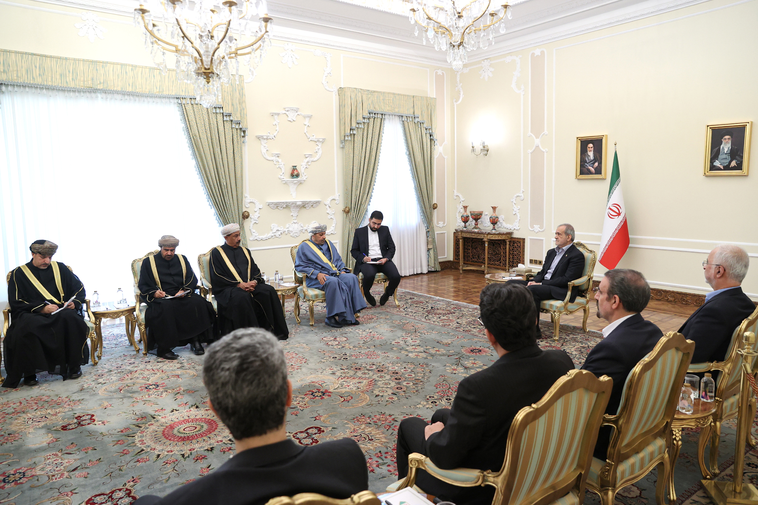 مسعود پزشکیان در دیدار با وزیر خارجه کشور عمان گفت: تلاش‌های عمان در همراهی با جمهوری اسلامی ایران، به‌ویژه در زمینه میانجیگری و میزبانی از مذاکرات تهران و واشنگتن، شایسته تقدیر است.