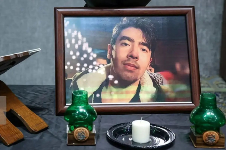 مسعود پزشکیان با قدردانی و تجلیل از اقدام ارزشمند، خداپسندانه و شجاعانه خانواده و به ویژه پدر مرحوم امیرمحمد خالقی در گذشت از قصاص قاتل او، از درگاه خداوند متعال برای این خانواده محترم و سایر بازماندگان، صبر و سلامتی و برای روح آن جوان نخبه و عزیز، آرامش در جوار رحمت الهی مسئلت کرد.