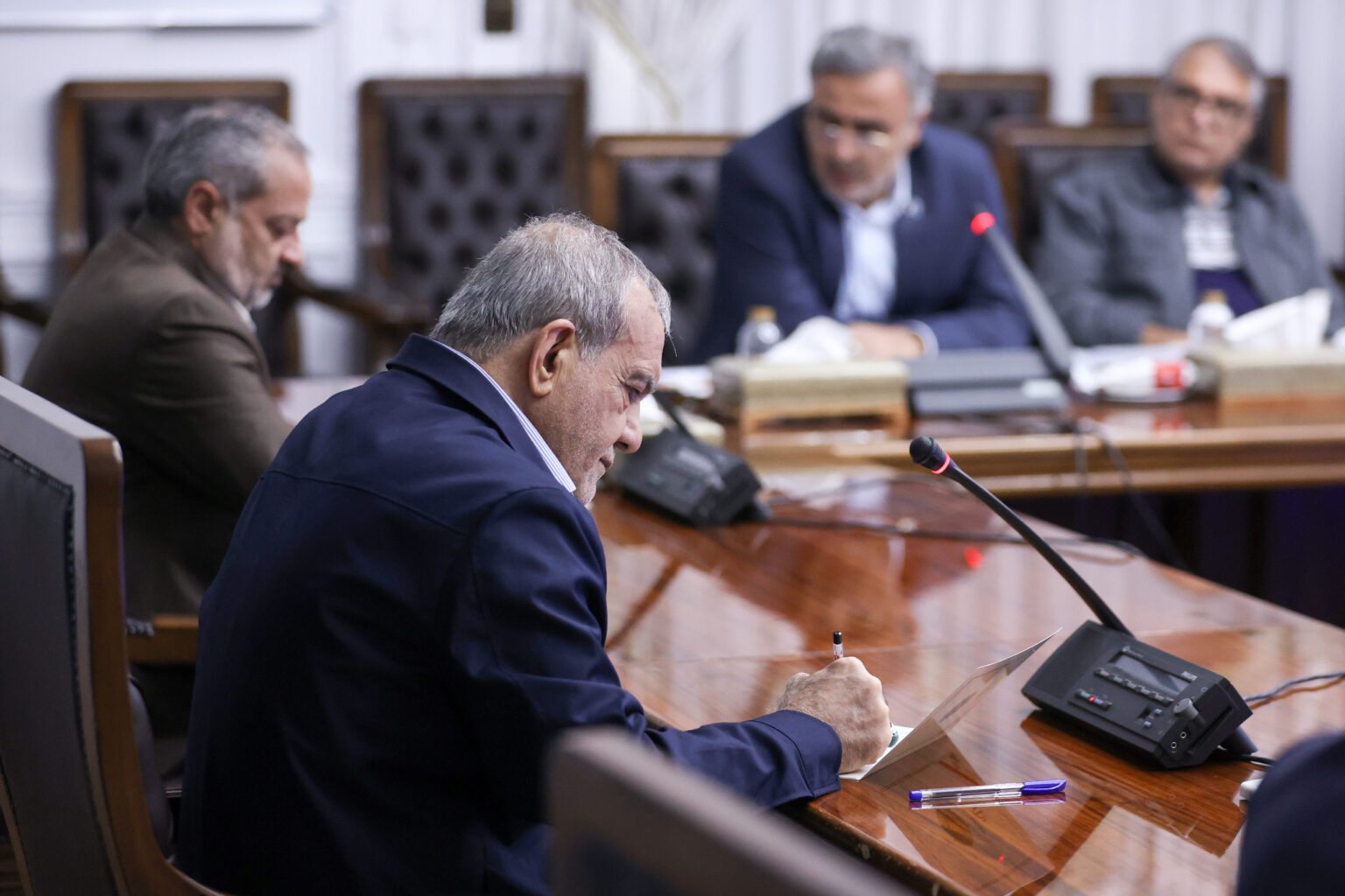 مسعود پزشکیان با تأکید بر ماموریت دانشگاه‌ در فرآیند توسعه گفت: اگر دانشگاه‌ها پیشتاز نوآوری، تحول و توسعه نباشند، از نهاد دیگری نمی‌توان انتظاری داشت.