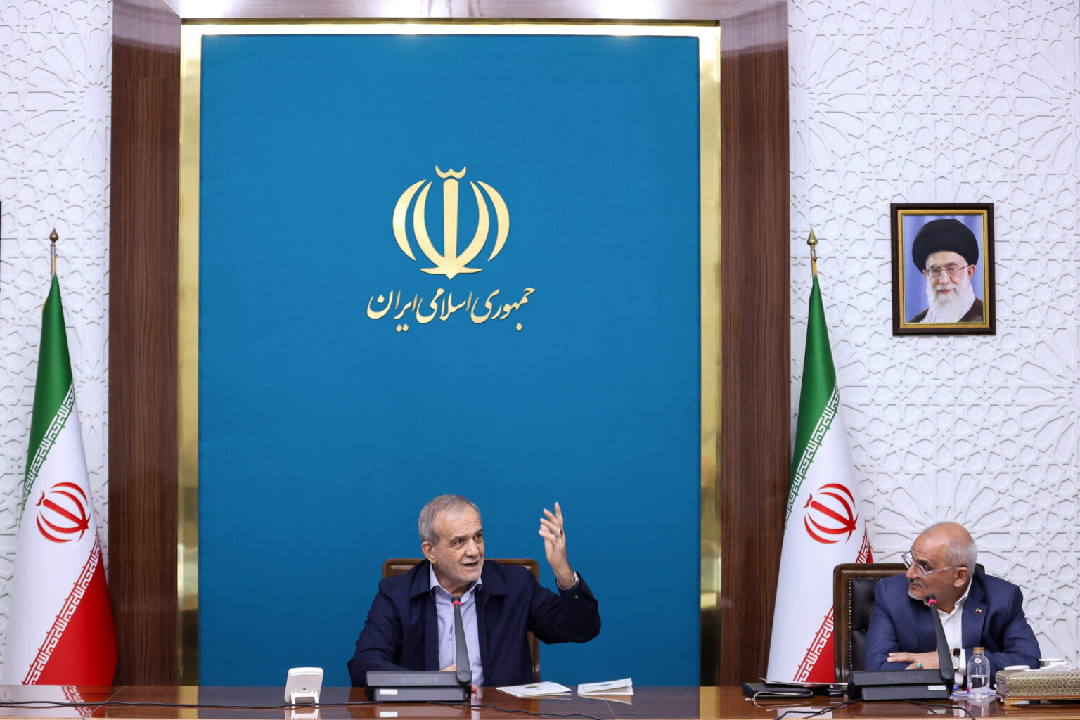 راهکارهای رفع چالش کم‌آبی استان های اصفهان و چهارمحال و بختیاری با حضور رئیس جمهور و مقامات مسئول برگزار شد.