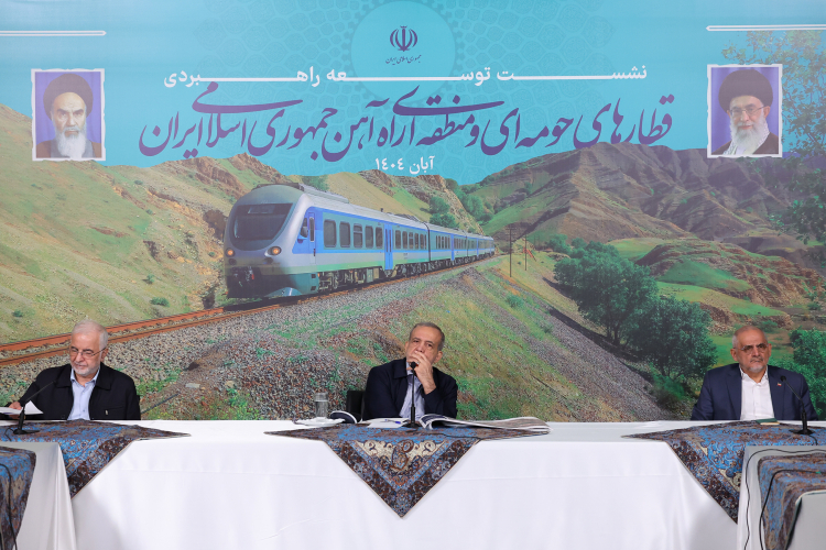 مسعود پزشکیان رئیس جمهور، از بخش‌هایی از شبکه ریلی و مترو منطقه‌ای تهران دیدن کرد.