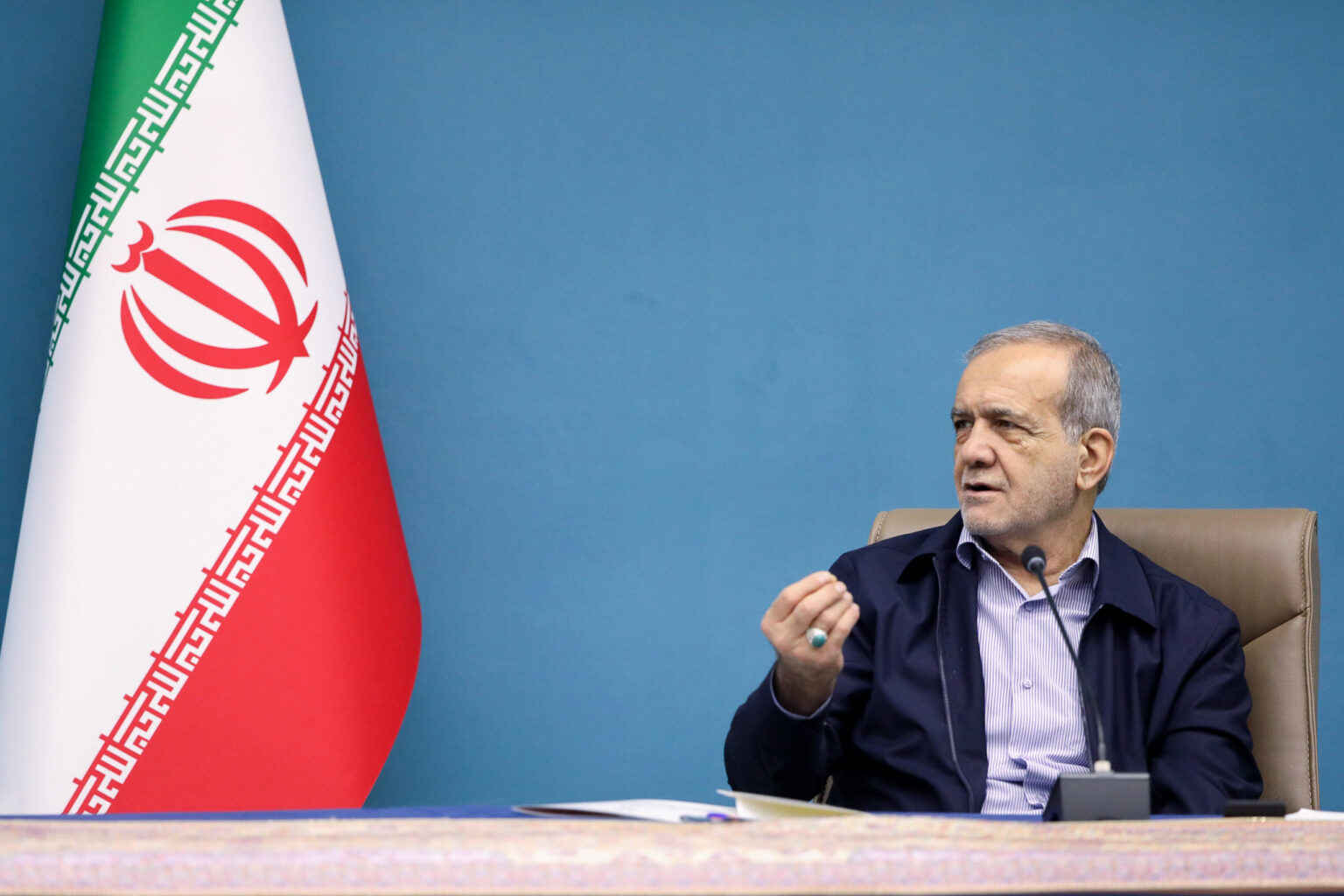 مسعود پزشکیان پزشکیان در مراسم افتتاح پروژه‌های صنعت آب و برق وزارت نیرو می‌گوید هر کس در هر جایگاهی باید الگوی مصرف خود را اصلاح کند.