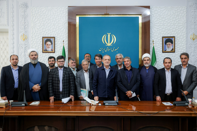 مسعود پزشکیان می‌گوید با بزرگ کردن ساختار اداری مشکلات نظام اداری کشور بیشتر می‌شود.