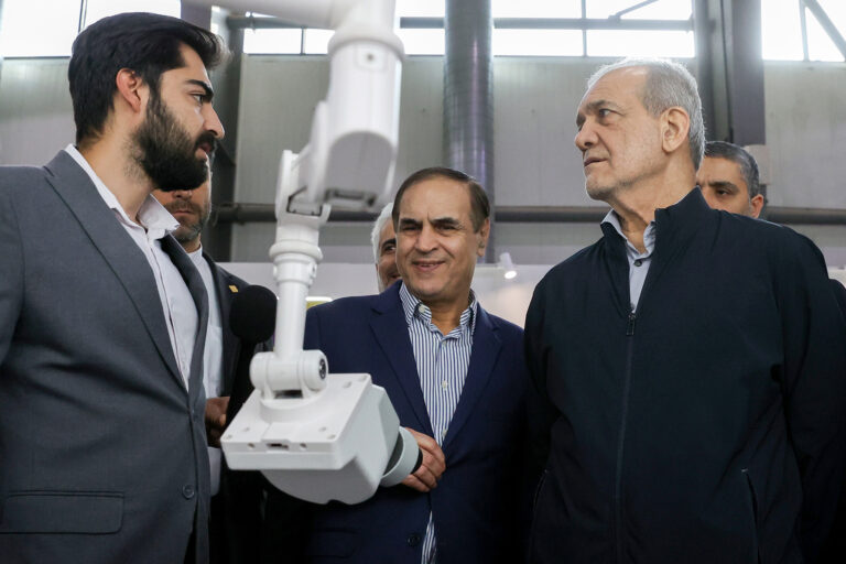 بازدید مسعود پزشکیان از نمایشگاه فناوری های روز آمد ایران