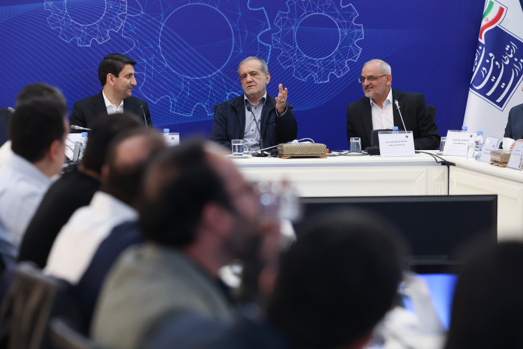 مسعود پزشکیان در نشستی با فعالان عرصه اقتصاد دیجیتال تحول ساختار آموزشی کشور را وعده داد.