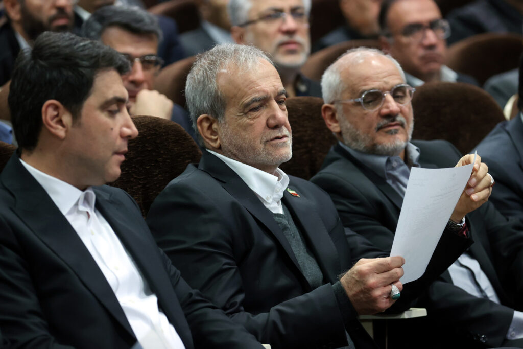 مسعود پزشکیان می‌گوید، دولت موظف است مسیر حرکت را هموار کند، موانع را بردارد و اجازه دهد مردم توانایی‌های خود را نشان دهند.