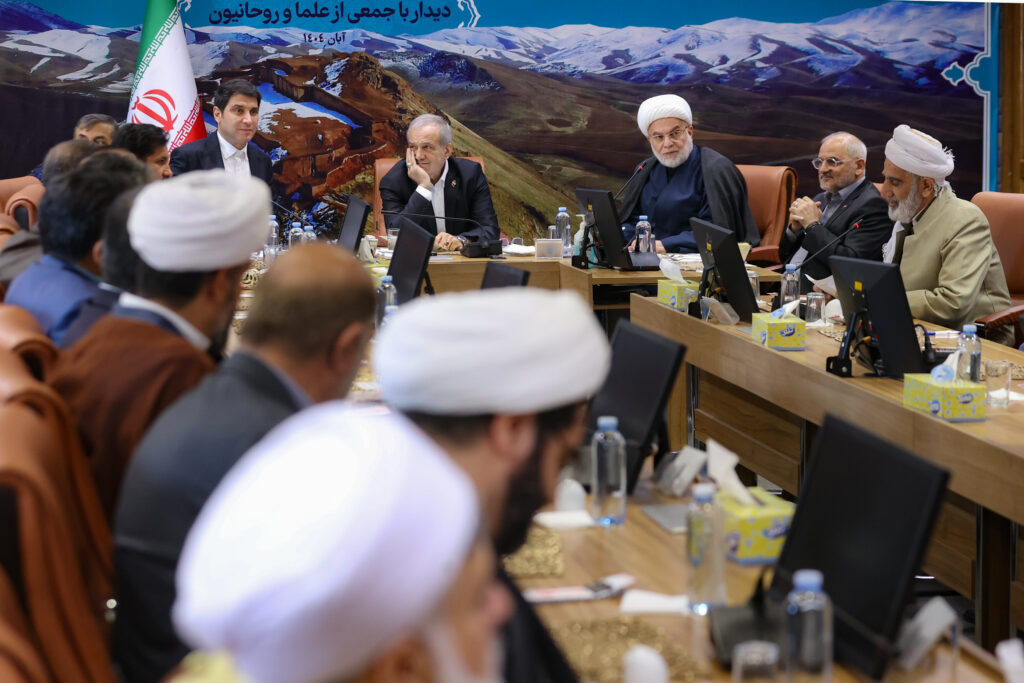 مسعود پزشکیان در دیدار با علما و روحانیون کردستان گفت تفرقه در امت اسلام، خواست صهیونیسم جهانی است.