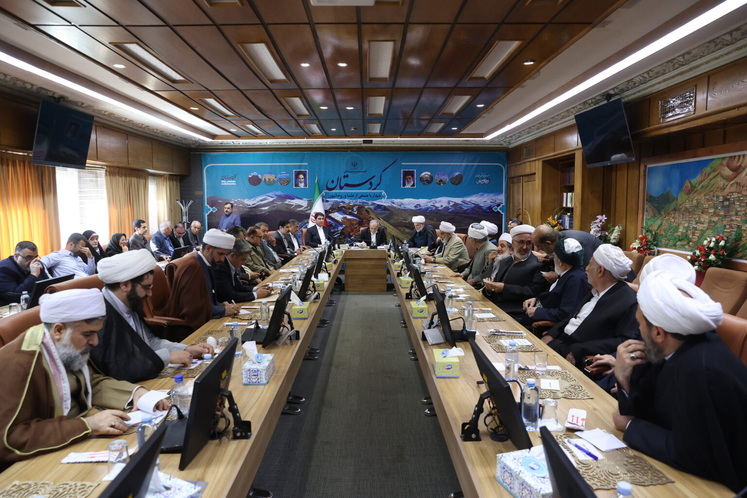 رئیس جمهور در نشست با علمای و روحانیون کردستان منشا اختلافات را جهل و بی‌اعتنایی به آیات قران دانست.