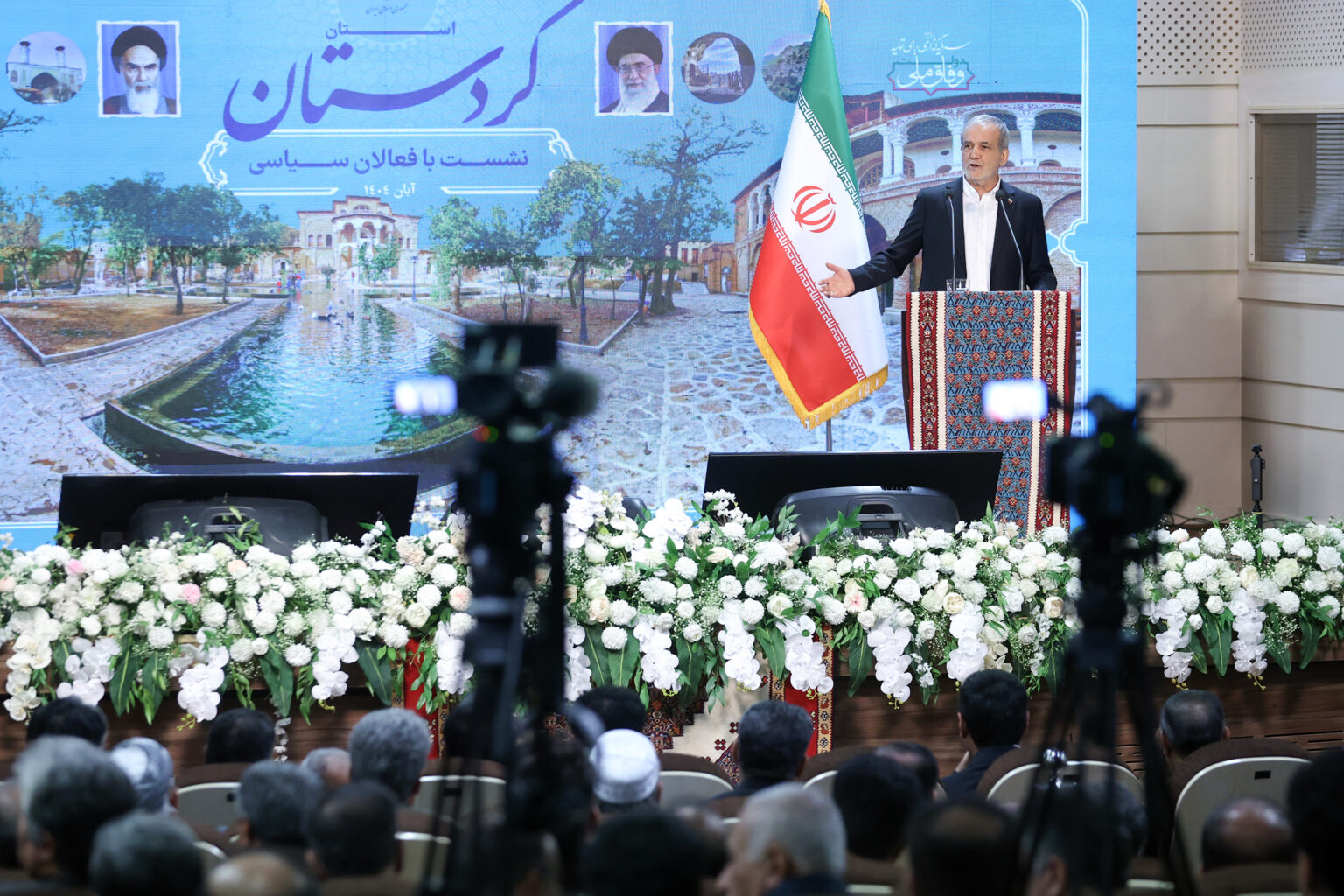 مسعود پزشکیان، در سفر استانی به کردستان، در نشستی با فعالان سیاسی این استان از ضرورت رعایت حق و عدالت در تصمیم‌گیری‌ها گفت.