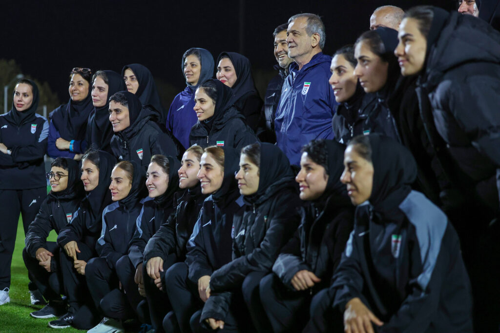 مسعود پزشکیان شامگاه یکشنبه ، با حضور در مرکز ملی فوتبال ایران با بازیکنان و کادر فنی تیم های ملی فوتبال و تعدادی از مسئولان فدراسیون فوتبال دیدار و در فضایی صمیمی با آنان به گفت‌وگو نشست