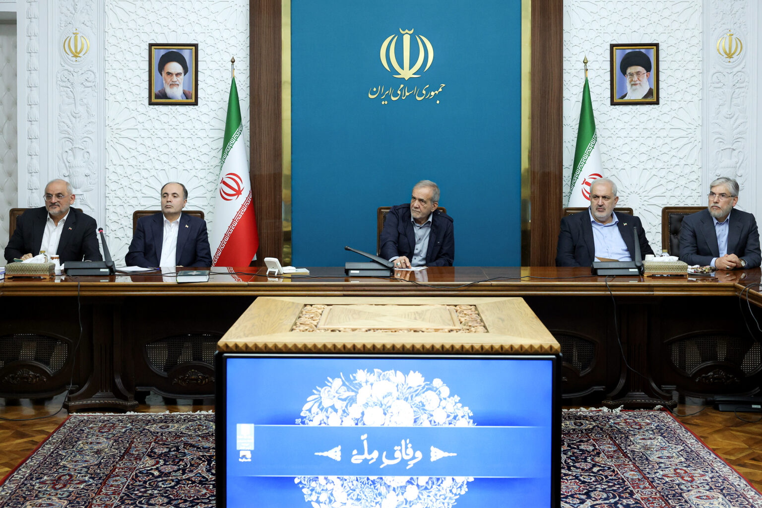 مسعود پزشکیان در جلسه بررسی راهکارهای رفع چالش آبی بر استفاده از ظرفیت نخبگان و کارشناسان در حل این معضل تاکید کرد.