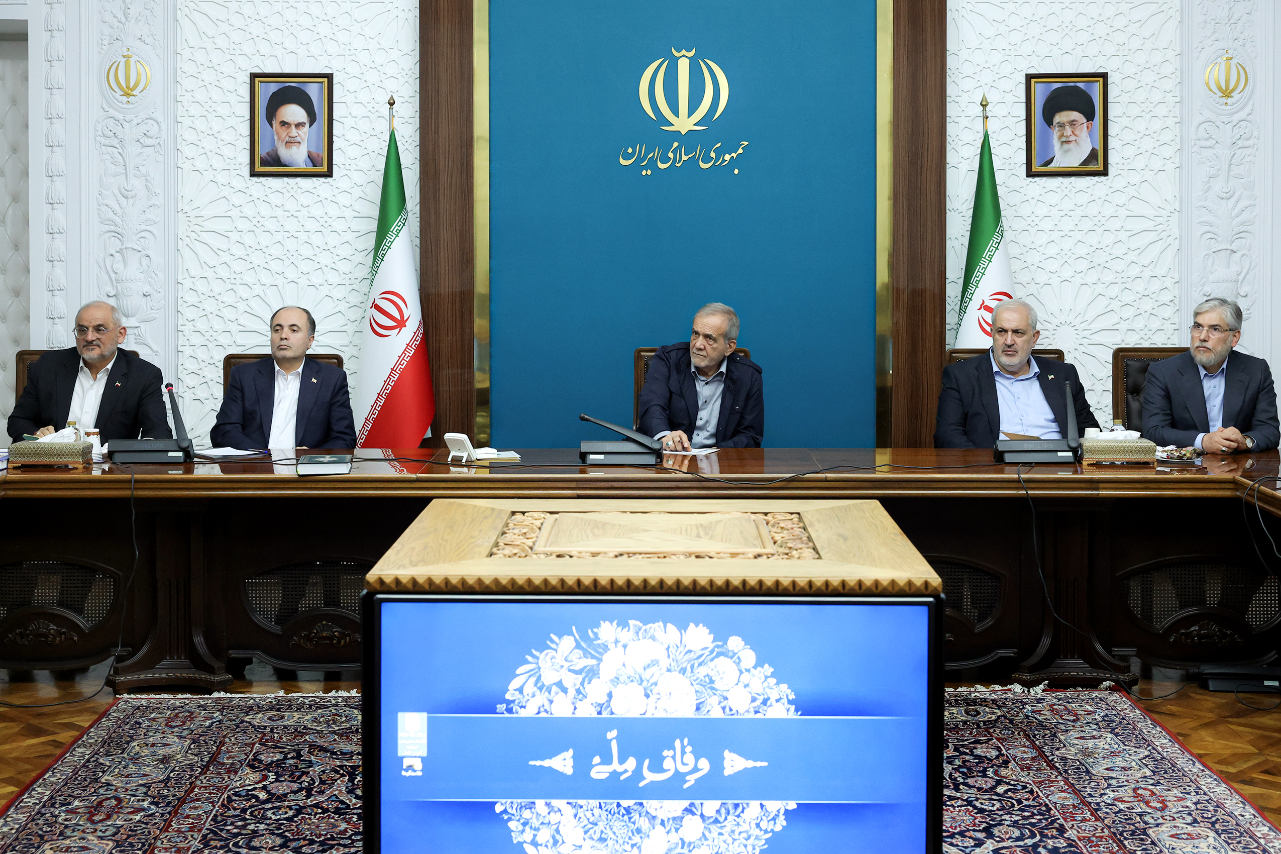 مسعود پزشکیان در جلسه بررسی راهکارهای رفع چالش آبی بر استفاده از ظرفیت نخبگان و کارشناسان در حل این معضل تاکید کرد.