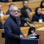 مسعود پزشکیان در سومین رویداد جایزه ملی جوانی جمعیت می‌گوید باید شرایط را برای زندگی با کیفیت جوانان فراهم کرد.