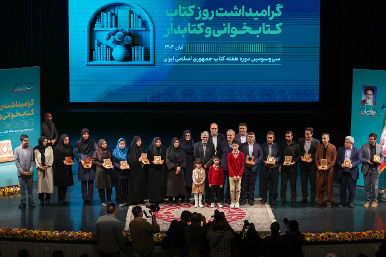 پزشکیان در آیین گرامیداشت روز کتاب، کتابخوانی و کتابدار می‌گوید برای حل مشکلات باید از منابع علمی و تجارب دیگران استفاده کرد.