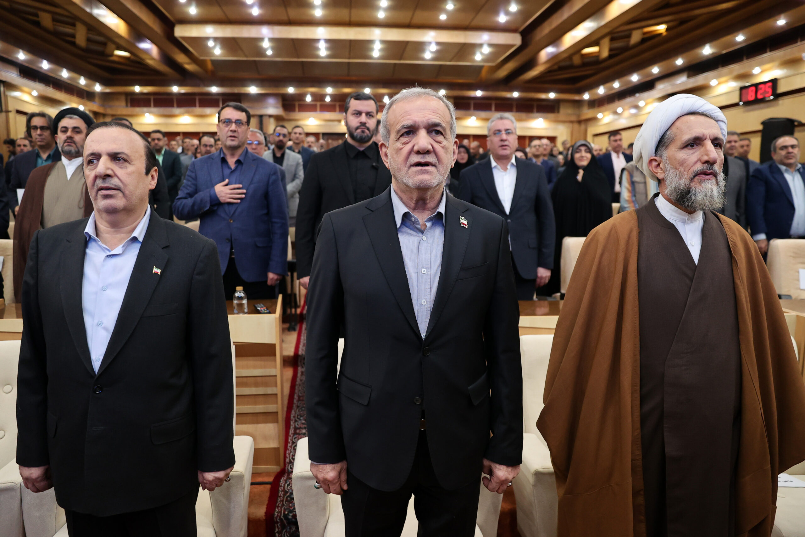 رئیس‌جمهور، در چارچوب چهاردهمین سفر استانی دولت وفاق ملی، وارد استان قزوین شد و در نشست فرهیختگان و فعالان فرهنگی استان حضور یافت.