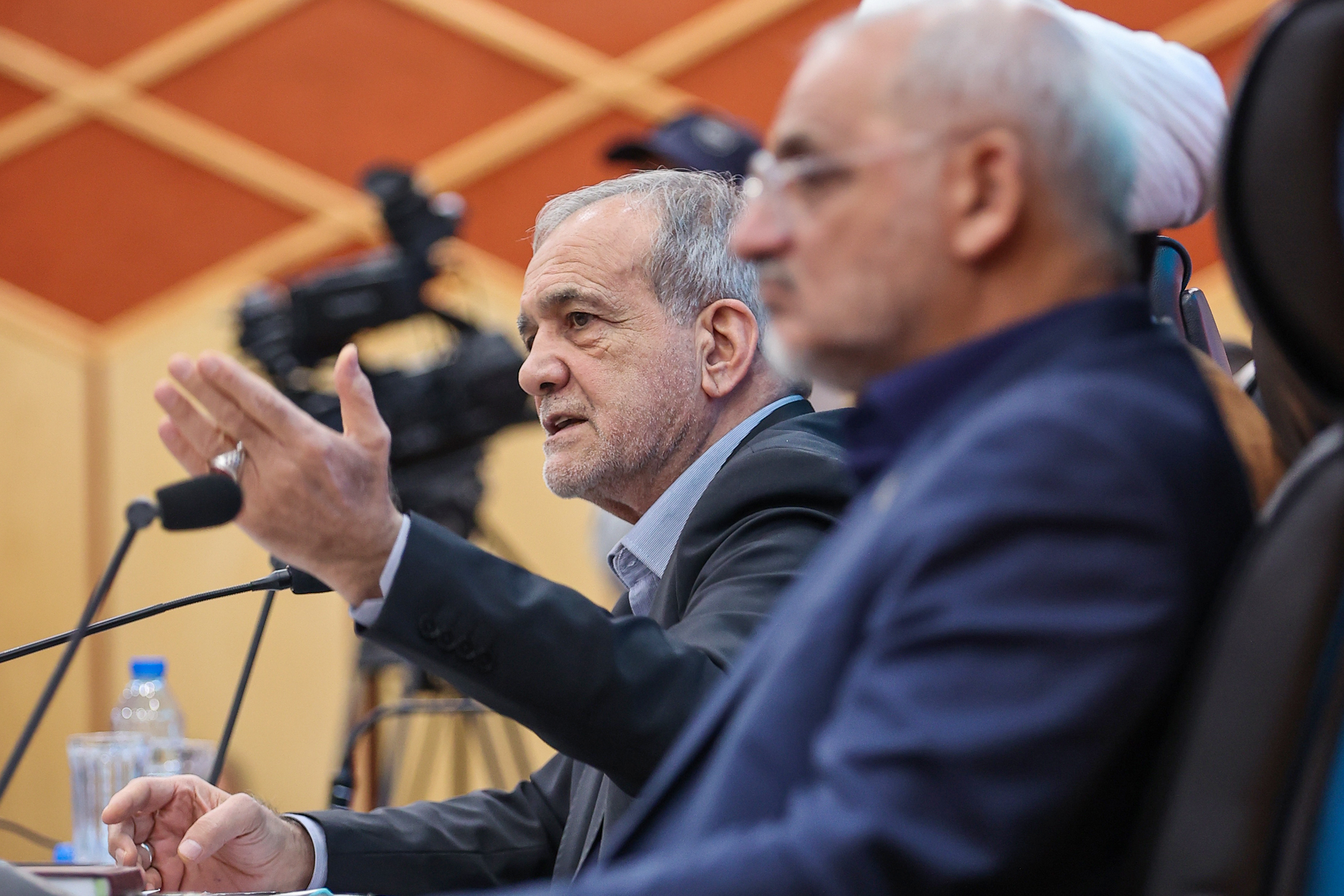 مسعود پزشکیان در نشست شورای برنامه‌ریزی و توسعه استان قزوین یادآور شد: مسئله حجاب و عفاف نباید به ابزاری برای منازعه بدل شود.