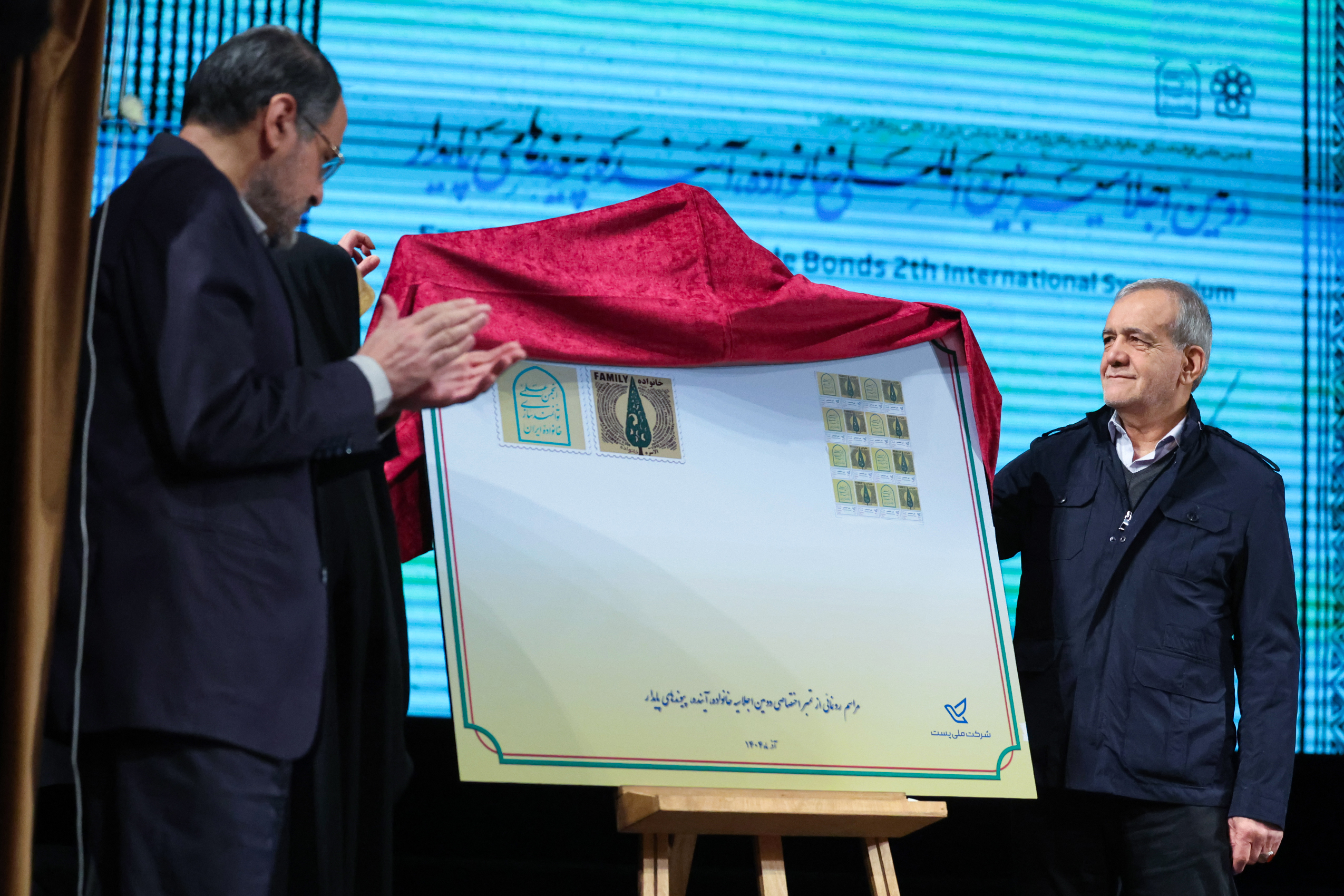 اجلاسیه بین‌المللی خانواده، آینده، پیوندهای پایدار، با حضور مسعود پزشکیان رئیس‌جمهور، در تالار وحدت برگزار شد.