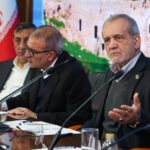 مسعود پزشکیان در سفر استانی به کهگیلویه و بویراحمد گفت: باید کاری کنیم که کشور روی پای خود بایستد. 13 آذر 1404