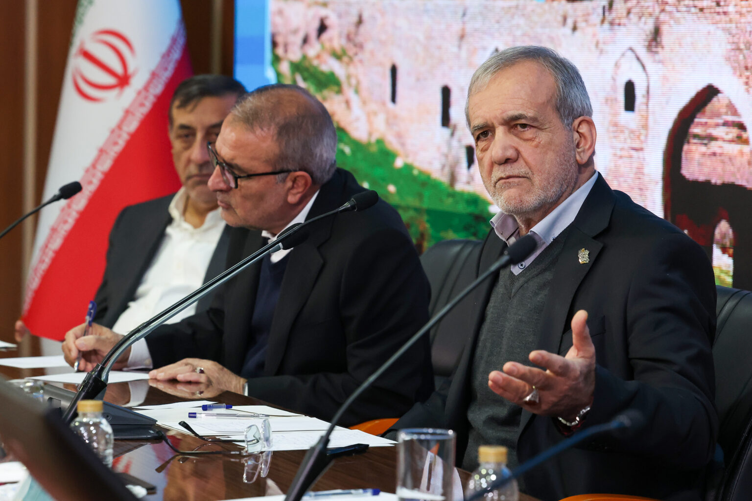 مسعود پزشکیان در سفر استانی به کهگیلویه و بویراحمد گفت: باید کاری کنیم که کشور روی پای خود بایستد. 13 آذر 1404