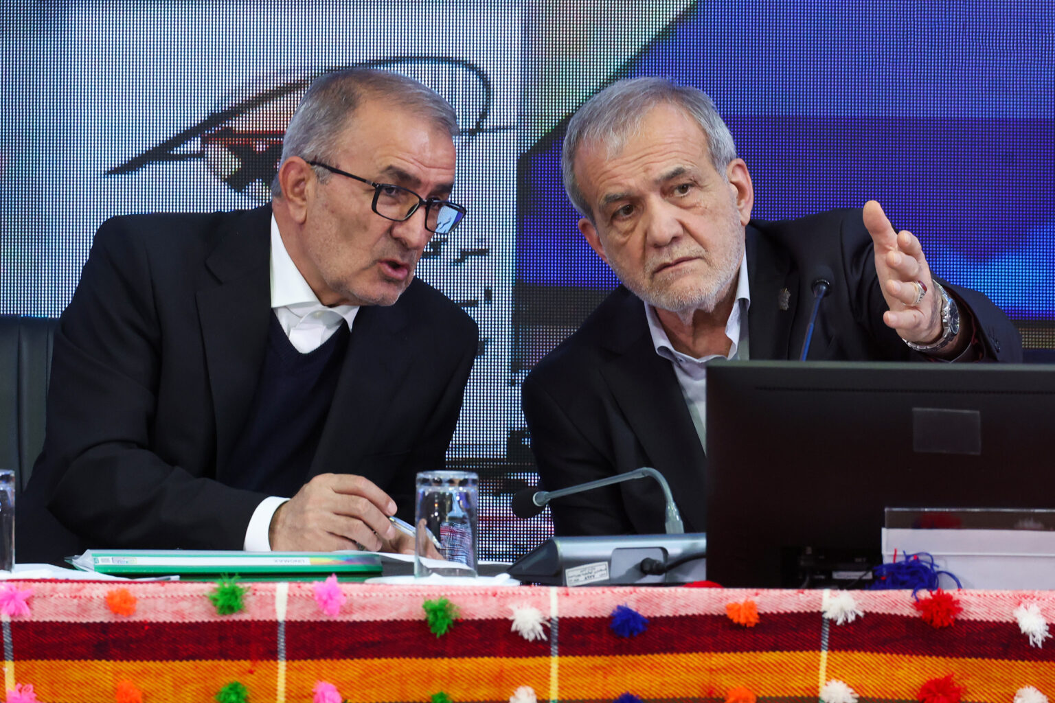 مسعود پزشکیان صبح امروز در ادامه برنامه‌های سفر استانی، پای صحبت‌ها و دغدغه‌های سرمایه‌گذاران و فعالان اقتصادی این استان نشست و پس از شنیدن نظراتشان، به ایراد سخنرانی پرداخت.