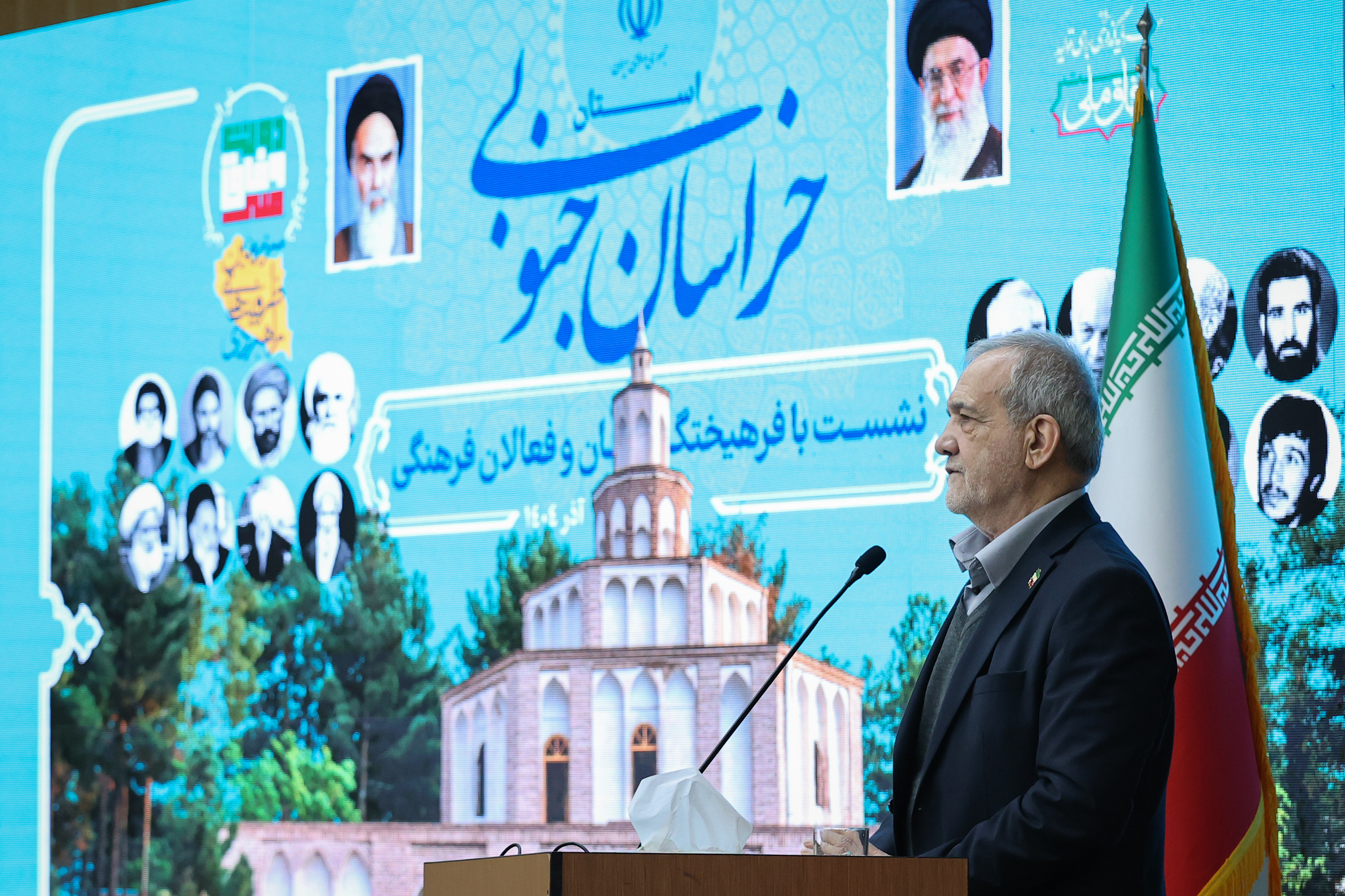 مسعود پزشکیان، در سفر به خراسان جنوبی، پای صحبت‌ها و دغدغه‌های فرهیختگان، نخبگان و فعالان فرهنگی استان، نشست. خراسان جنوبی، 27 آذر 1404