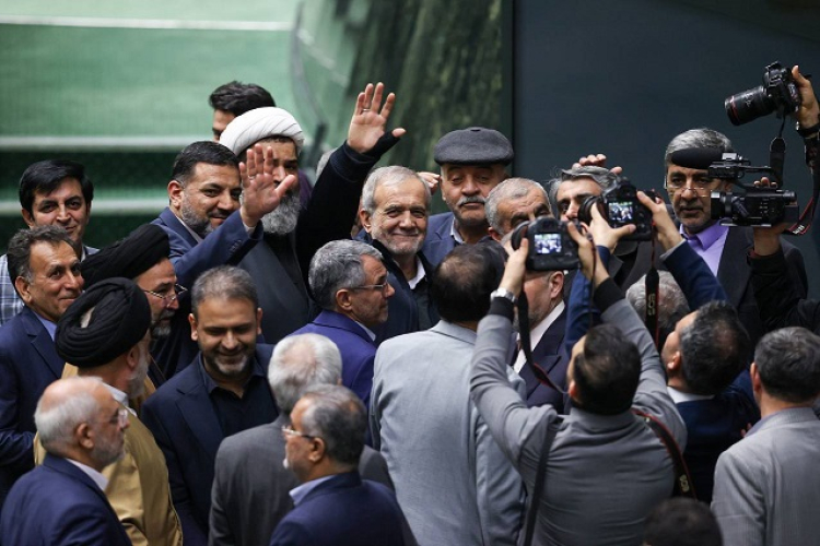 مسعود پزشکیان از تداوم تعاملات دولت و مجلس می‌گوید. تهران، مجلس شورای اسلامی، 2 دی 1404