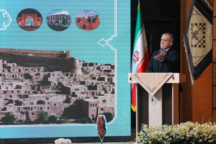 مسعود پزشکیان در جریان سفر به استان خراسان جنوبی و در دیدار با فعالان این استان از اهمیت فهم مرز تخصص گفت. خراسان جنوبی، 27 آذر 1404