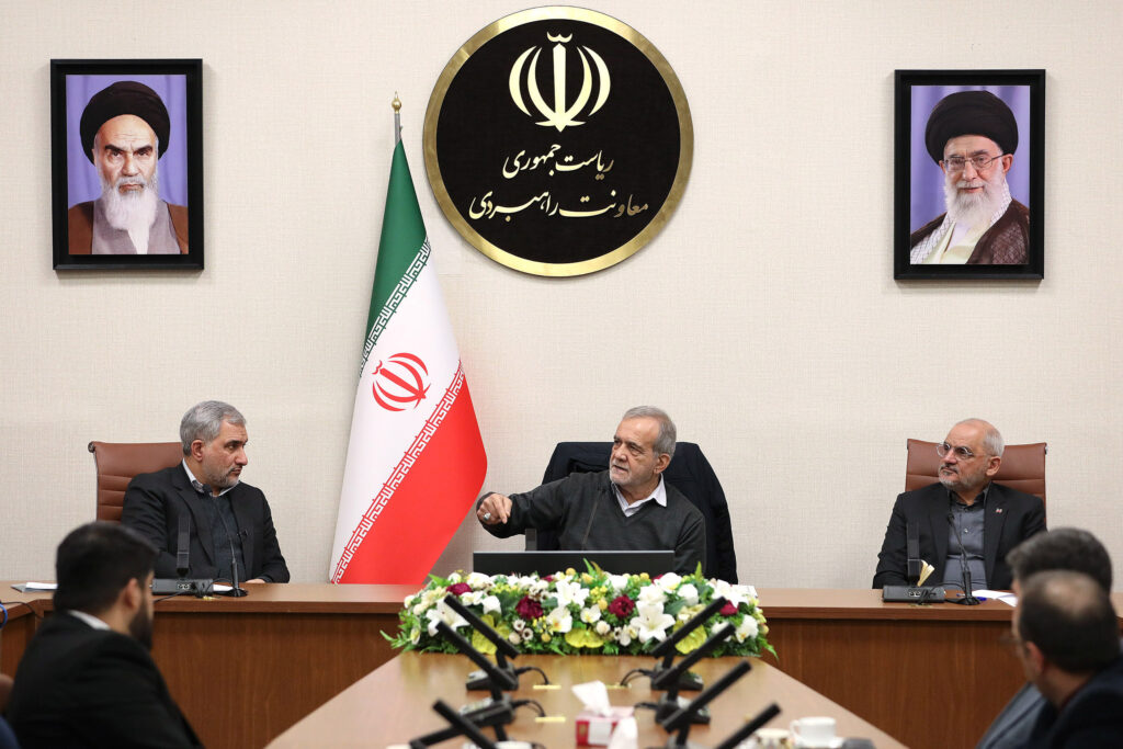حاجی میرزایی، مسعود پزشکیان و محسن اسماعیلی در جلسه معاونت راهبردی ریاست جمهوری