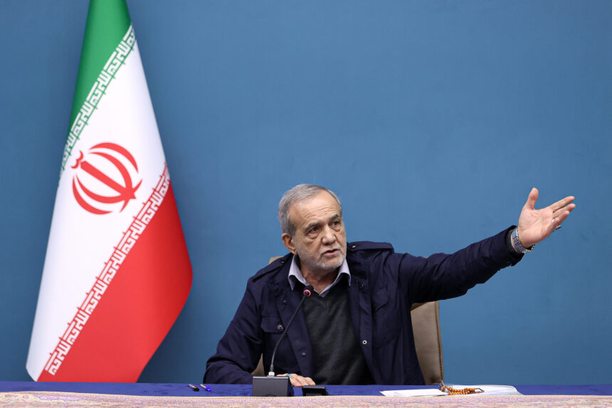 مسعود پزشکیان در جمع شخصیت‌های برجسته و نخبگان سیاسی.